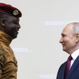 Vladimir Poutine, à droite, avec le président durant la période de transition au Burkina Faso Ibrahim Traoré à St-Pétersbourg.